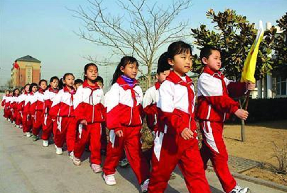 学校突然要求上学要穿校服，妈妈质疑圈钱，校方：防止孩子攀比