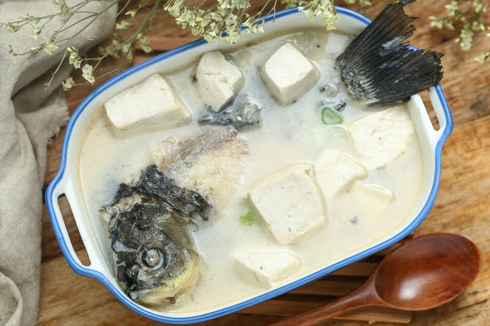 饭店的鱼汤那么好喝，原来是有2个诀窍的，香浓奶白一点也不腥