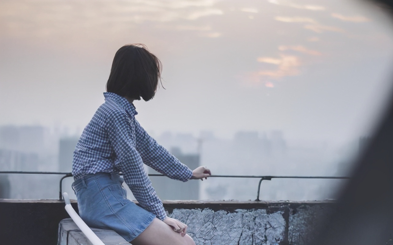 从心理学的角度来说：不愿意麻烦别人，是一种非常危险的人格