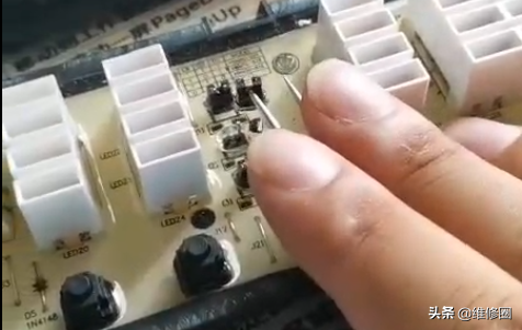 海尔洗衣机更换主板后不脱水牵引器咔咔响不排水