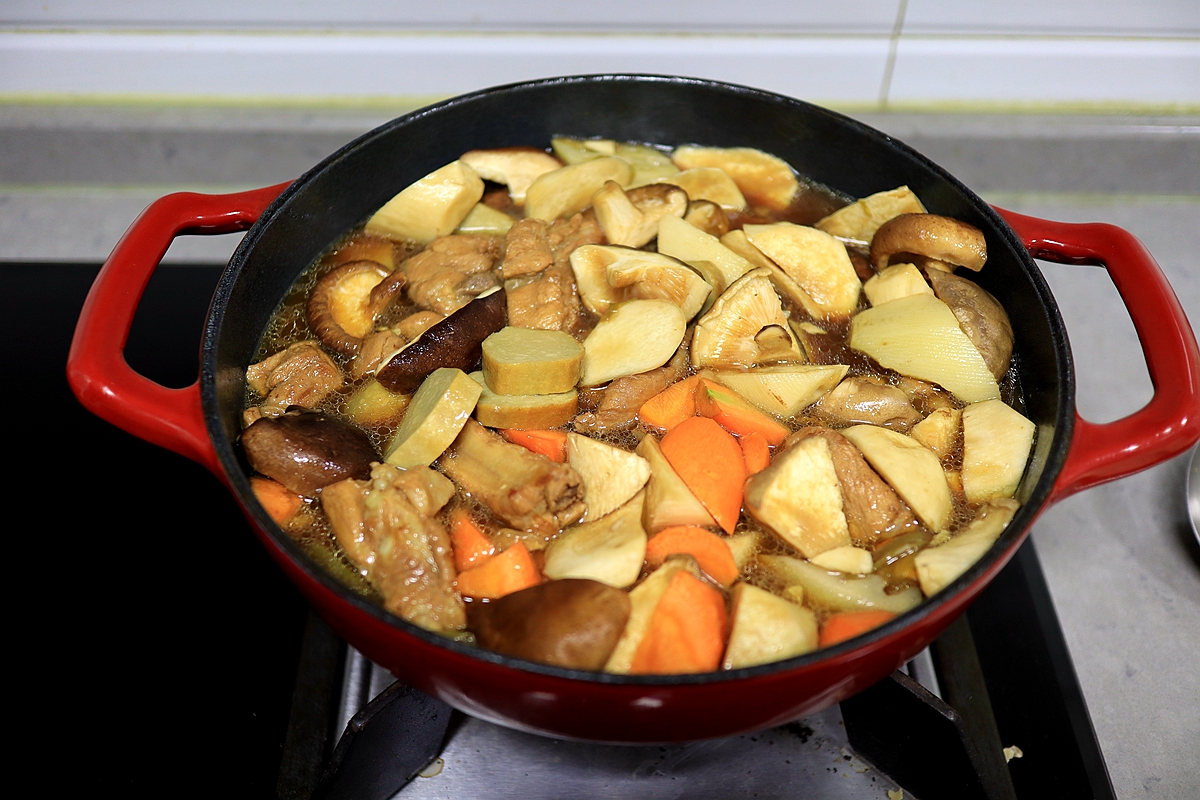 这锅排骨乱炖特适合秋冬，浓香入味料真多，一锅抵4菜真带劲