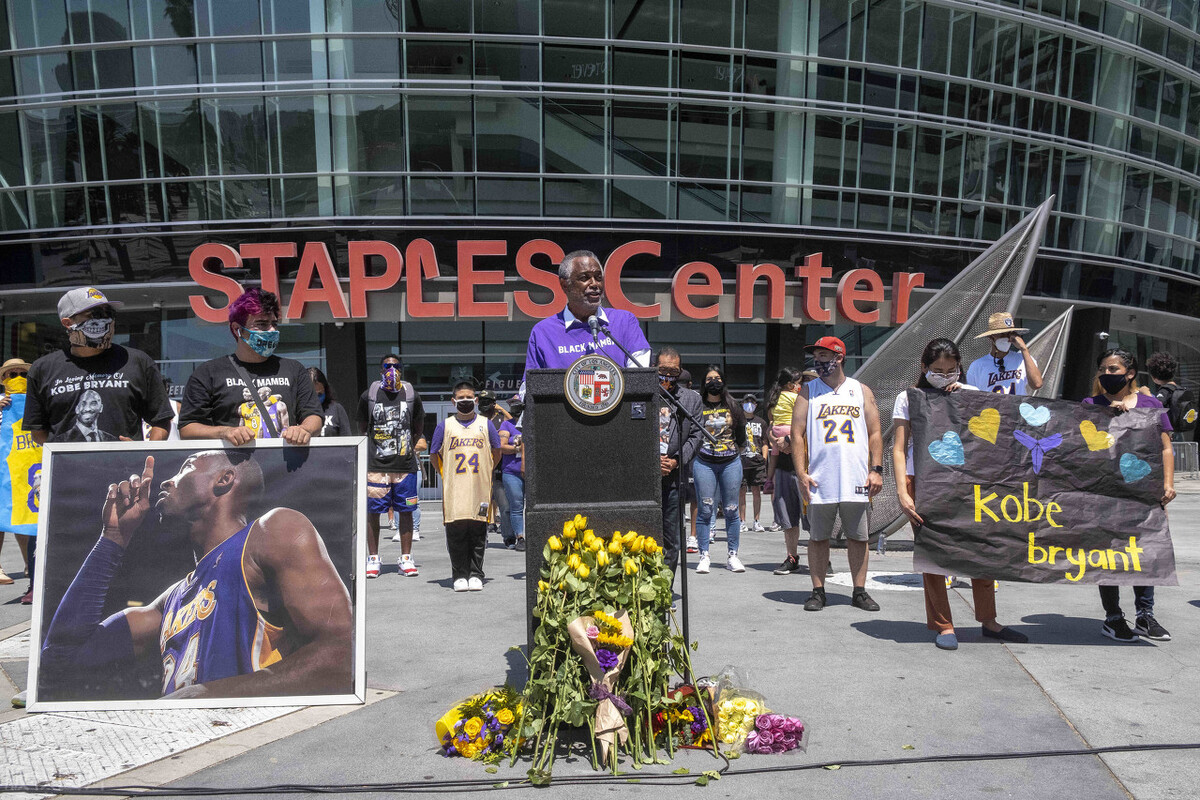 为什么nba场地上有中文(22年成历史，湖人主场1个月后正式改名，球迷不忍心)