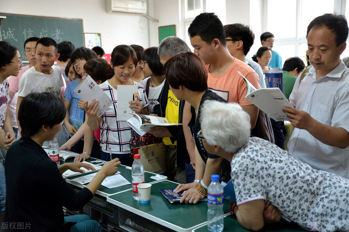 2021年艺考生高考文化成绩450分统考成绩240分，如何选择大学？