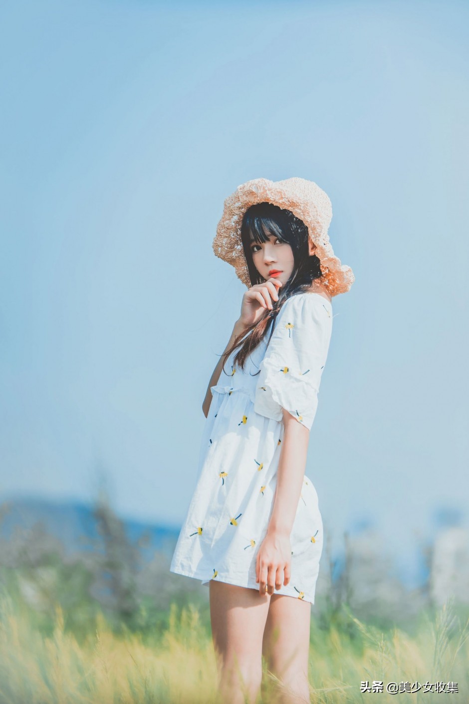 田野上的漂亮女生,绑双麻花辫,唯美清新