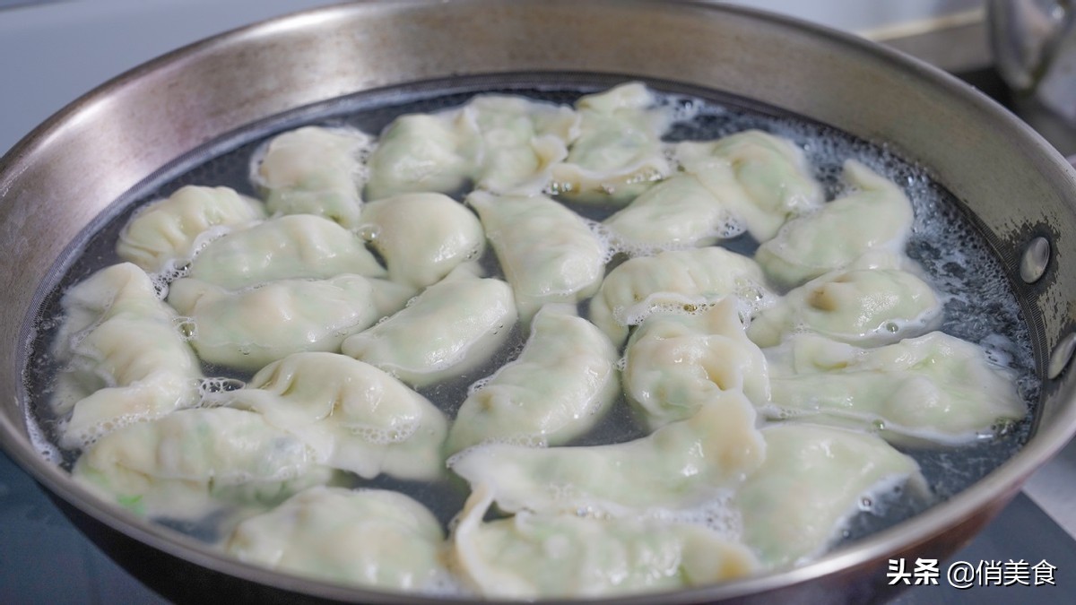 立秋后吃饺子，茴香韭菜靠边站，孩子特馋这种馅，多吃个子蹭蹭长