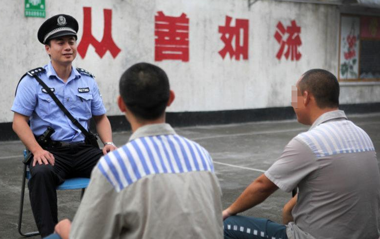 狱警年薪20万起，薪资待遇比普通公务员好，专科生也能报名