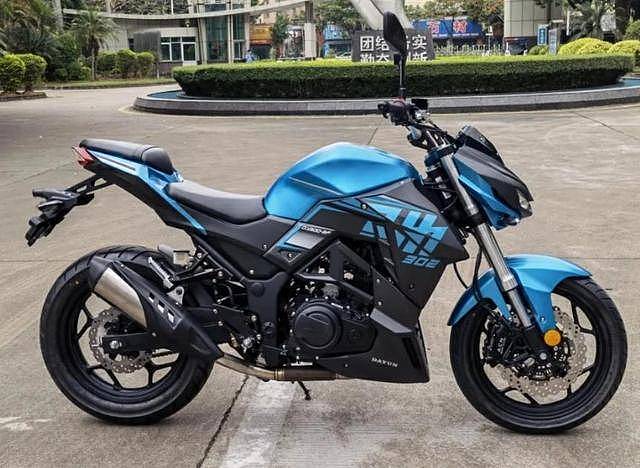 外观第一眼看上去,类似川崎z1000蟒蛇头的车头额外显眼,但和嘉爵n19不