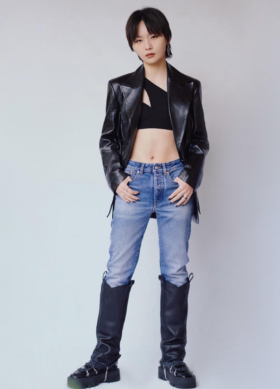 周笔畅也太个性十足了,露脐背心配皮西装好霸气,中性风又酷又帅