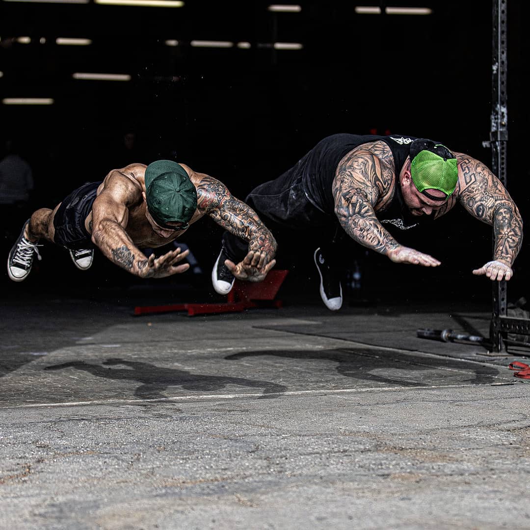 慢下快起这种方式可以让我们的肌肉承受更多的力,同时快起时还可以