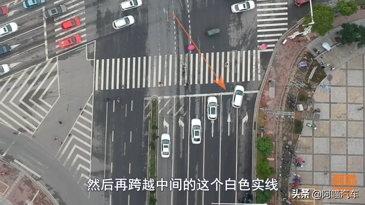 右转车道被堵了，可以走直行车道右转吗？做错了罚你没商量