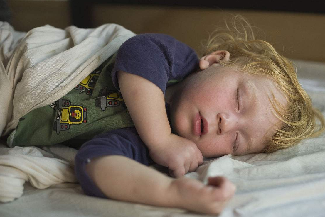 夏天孩子睡觉踢被，只有一部分孩子是因为热，少有父母关注这两点