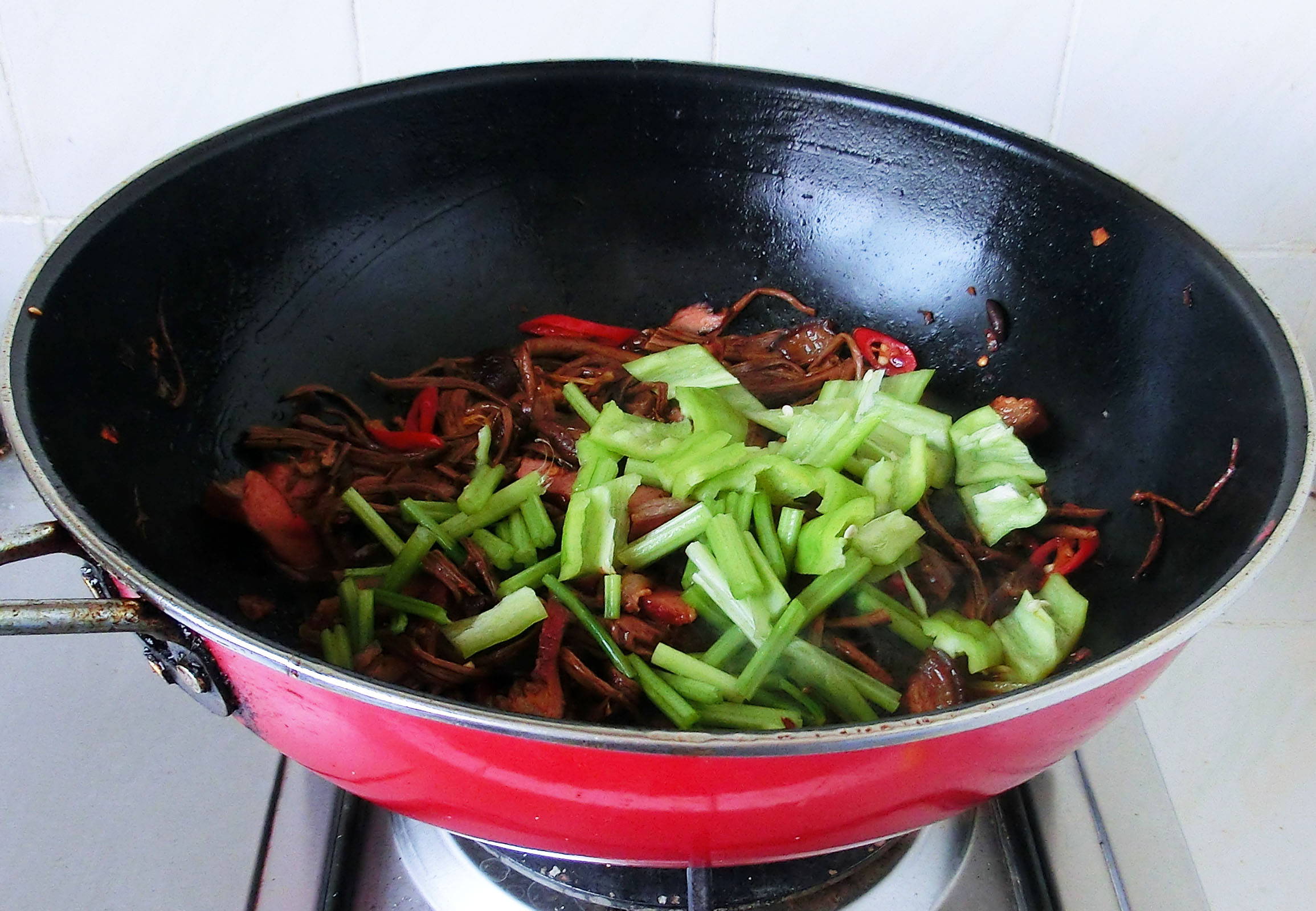 干茶树菇冷水泡还是热水泡？饭店的鲜香劲道，原来大厨是这样做的
