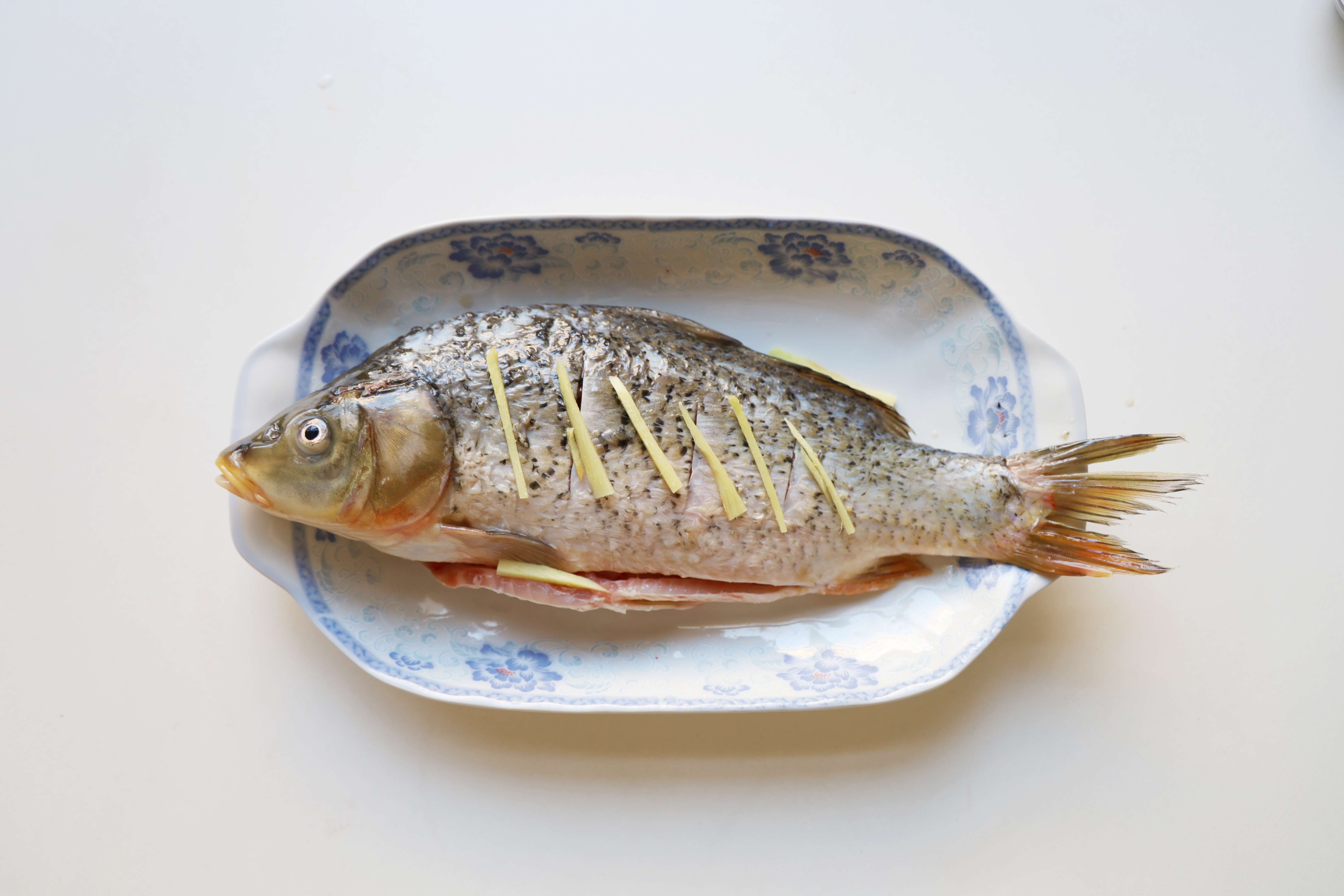 红烧鱼这样做才地道，外酥里嫩又入味，全家老小都爱吃
