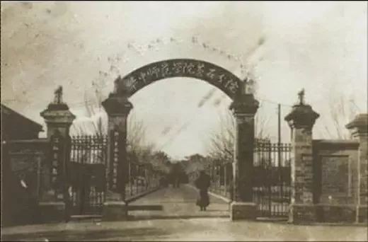 火上热搜！湖北超美大学：占地2000余亩，人民日报、团中央围观