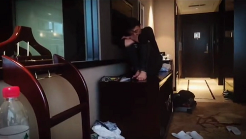 男子带俩孩子游泳，忽然被隔离！那画面简直不忍看…满屏生无可恋！网友：妈妈的痛苦体会到了吗