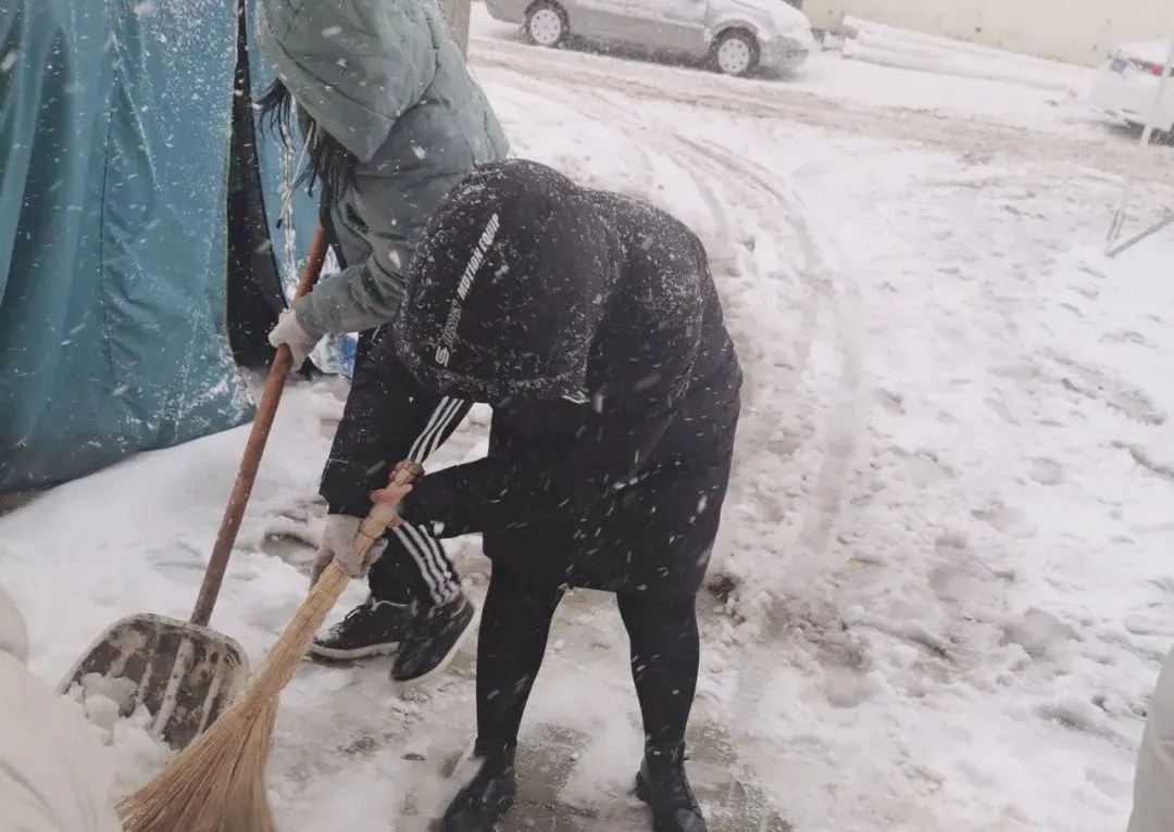 「校园资讯」铲雪除冰总动员，全体教师齐上阵