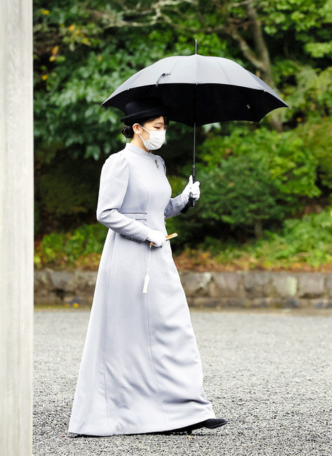 日本皇室真子公主今日大婚！新娘穿蓝裙亮相，捧着鲜花优雅万分