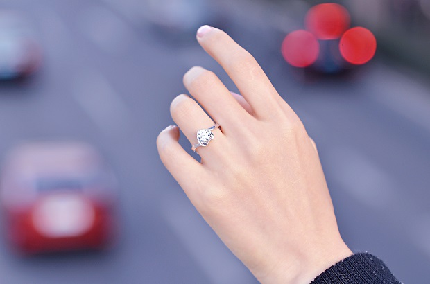 结婚后戒指戴哪个手指（结婚戒指戴哪个手指图片这样戴就对了）