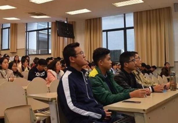 考生为自己估分405后痛哭，200分就能上大专，我这么努力有什么用