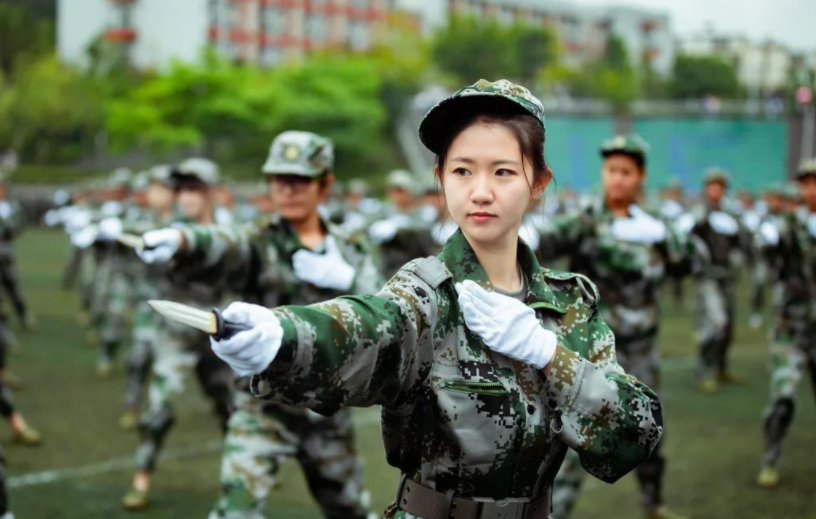 滑稽！因手机存有军训照片，赴美留学生被遣返，看看英国怎么做的