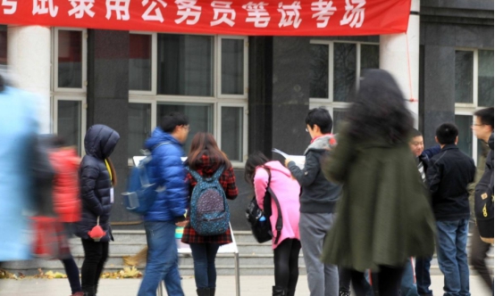 公务员出现“新变化”，工资将“大幅”提升，年薪有望突破30万