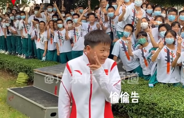 全红婵最新消息！庆功大会抢眼，同学热情吓到她，一句话全场爆笑