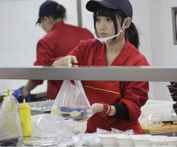 普通家庭供一个大学生上大学，总共要花多少钱？哪方面花费最多？