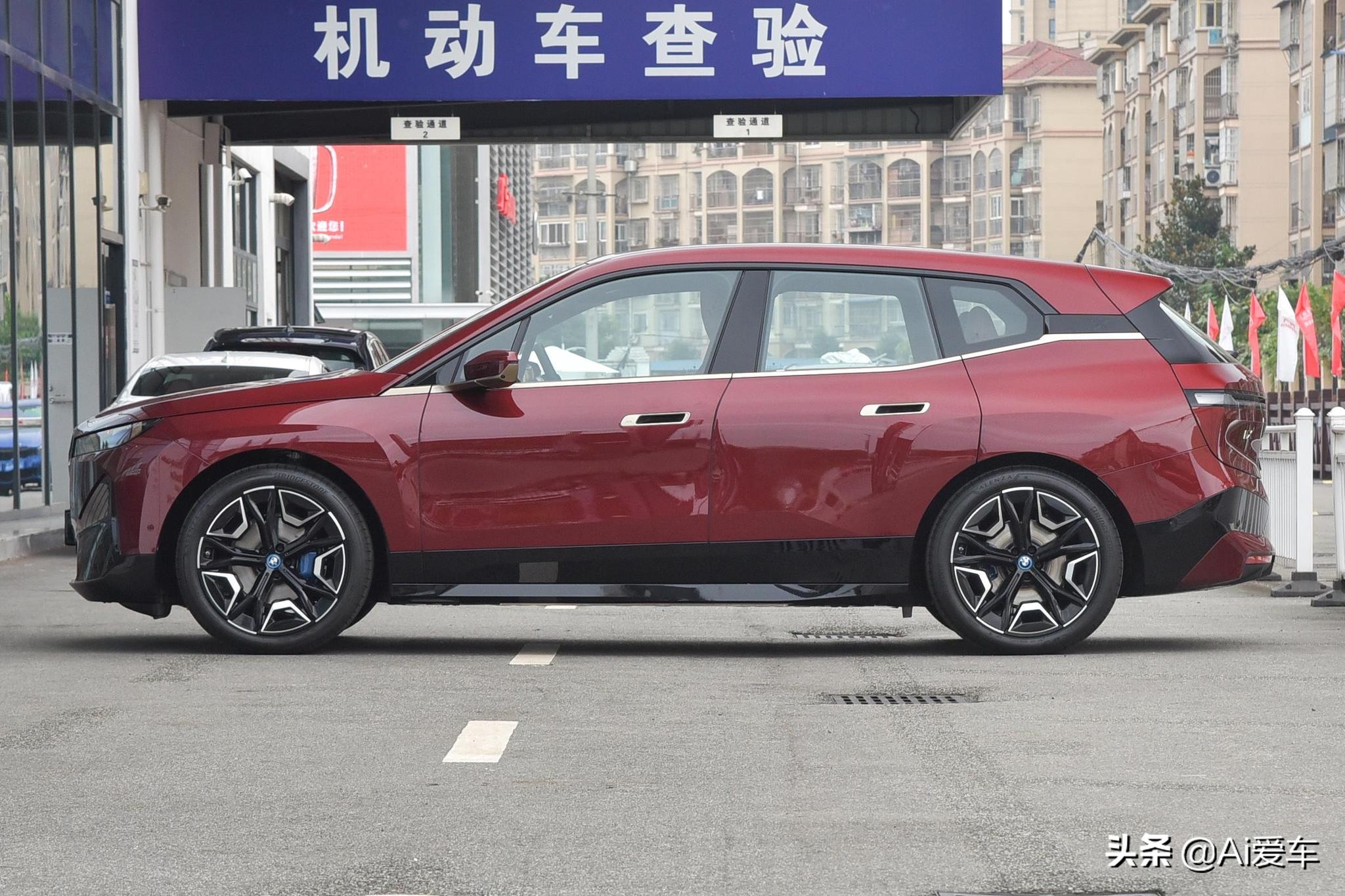665公里长续航，进口德系豪华大尺寸性能SUV，破百4.6S，宝马iX
