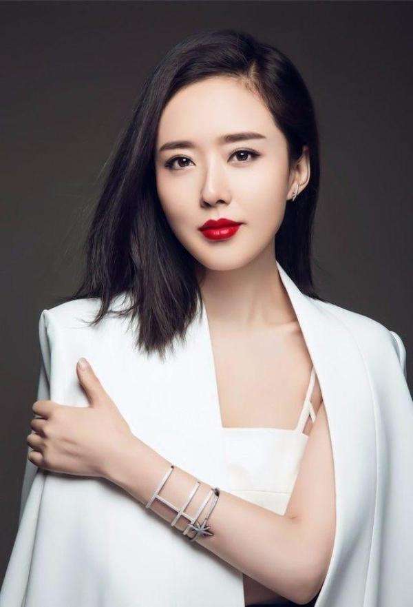 "嫦娥仙子"颜丹晨:曾与黄晓明同窗,被苏有朋炒作,今成烂片