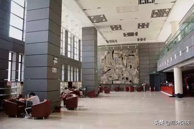 泡一整天都不够！国内那些美炸天的大学图书馆，你去过几个？