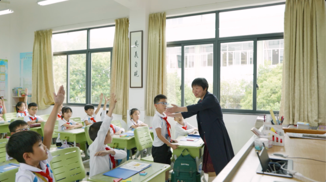 一句“晚八点，不作业”引起“争议”，这位校长用学生成绩“回击”质疑