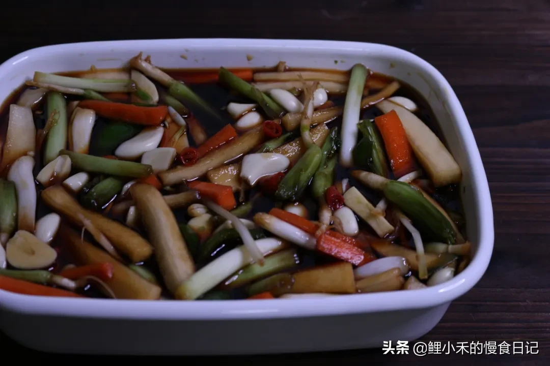 香菜根如何腌制好吃（腌成小咸菜每餐来一点解腻又美味）