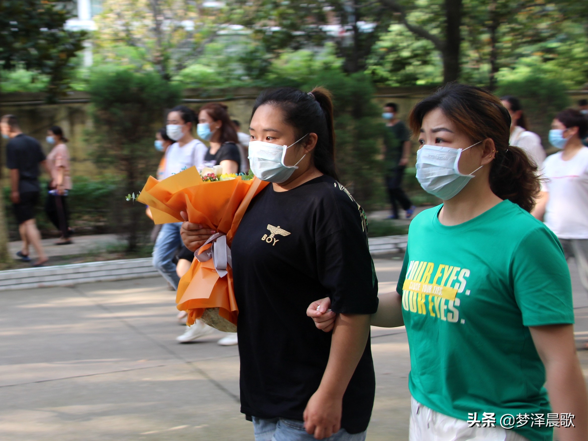 高考结束考生有序离开校园