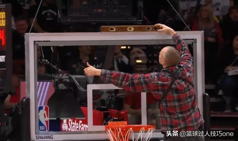 nba地板为什么不滑(NBA球馆的奇葩事：漏水后考神拖地板，空调失灵热到詹皇腿抽筋)