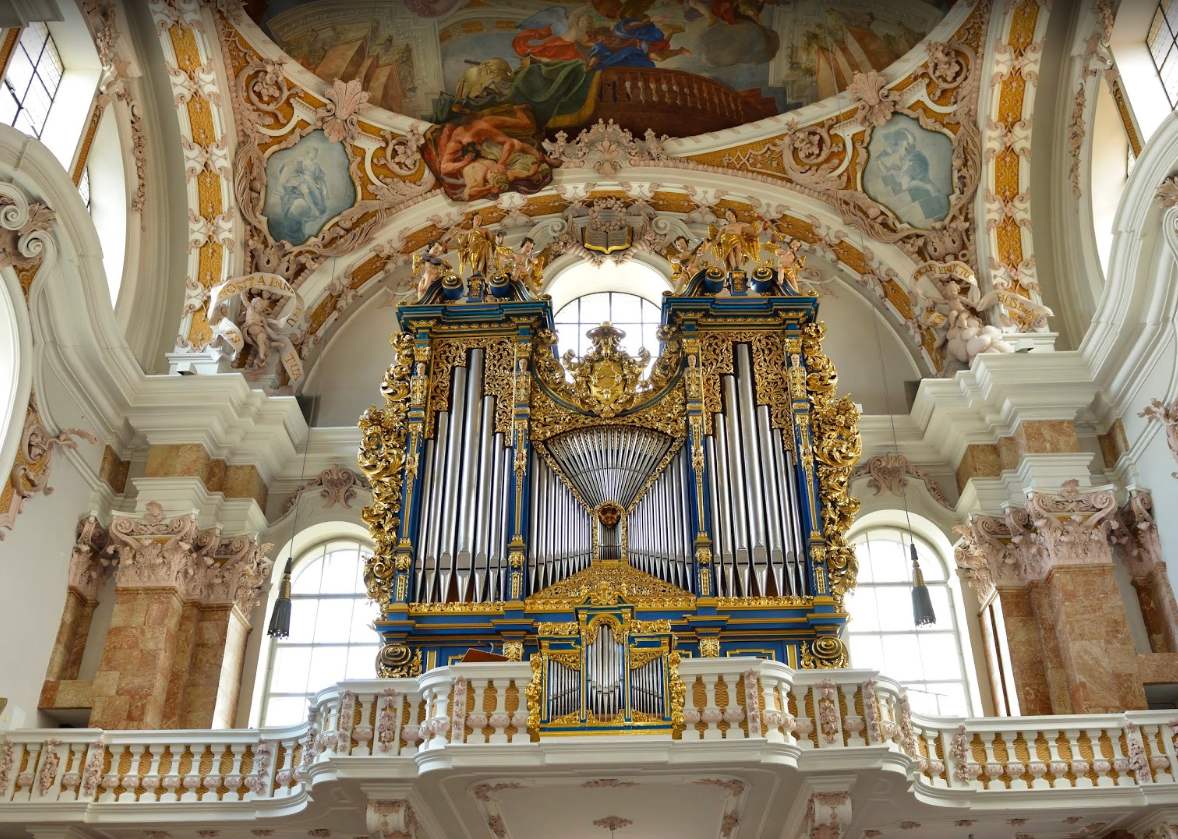 神圣罗马帝国时期，礼拜仪式及庆典活动中教堂音乐有何特点？