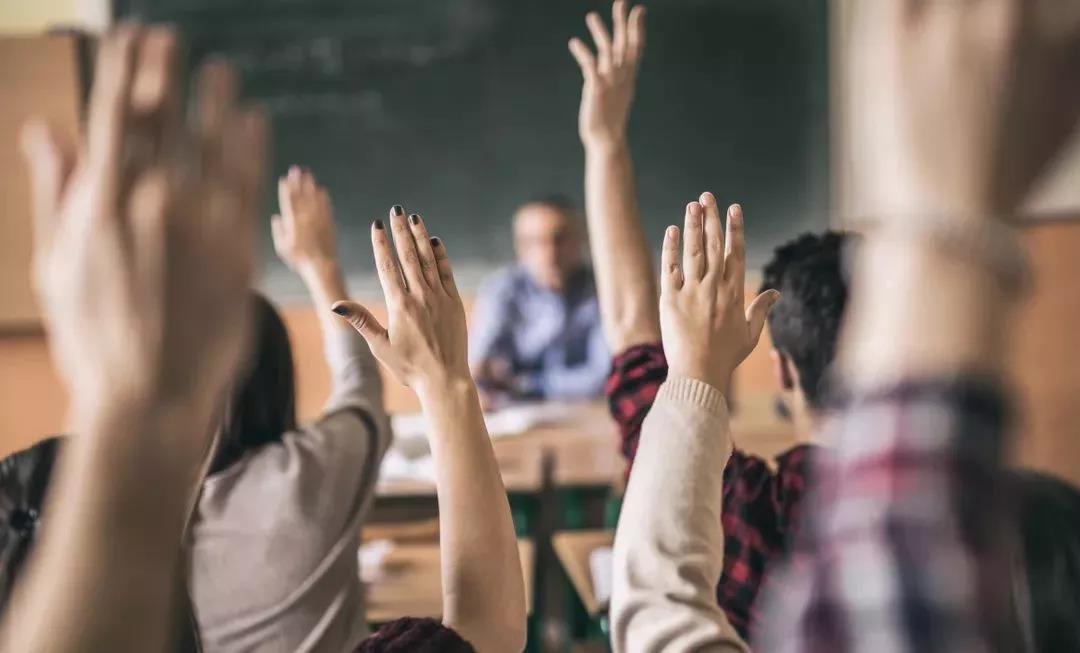 曾为学生退款400万找银行叫板，现公司市值跌2000亿，俞敏洪认老