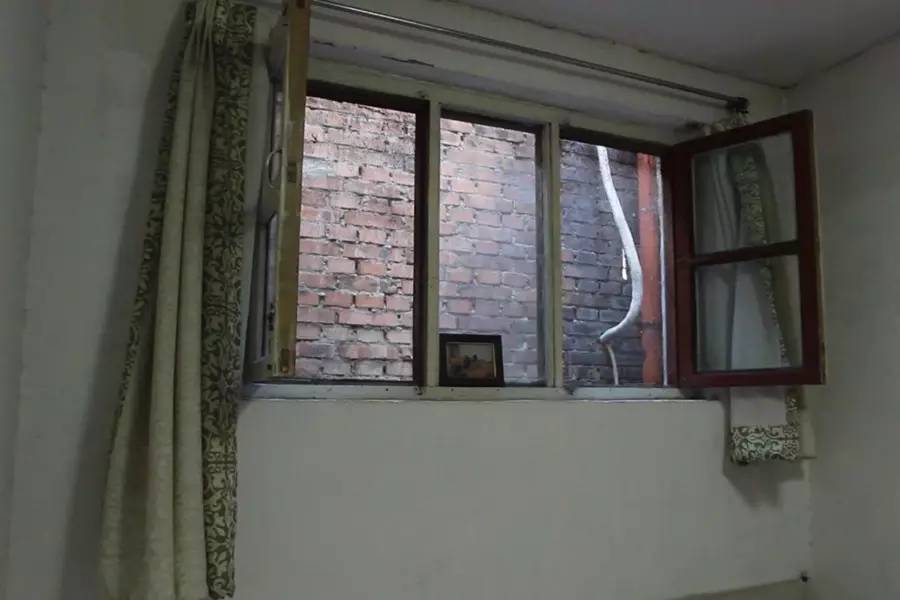 北京二环25㎡小屋，为让女儿回家住，年迈父母坚持睡6㎡露台