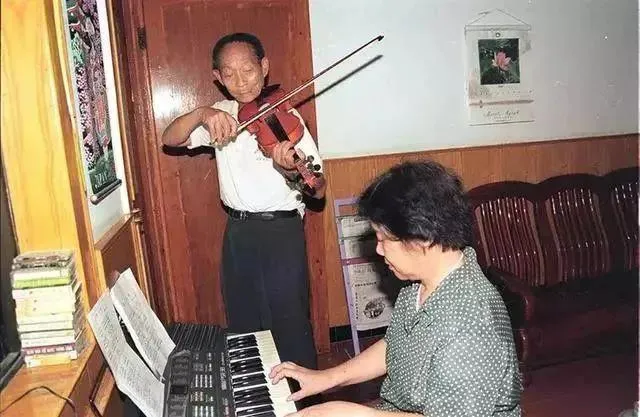 夫人坐轮椅泪别袁隆平:那个宠了她一辈子的人,永远地走了!