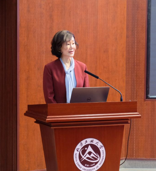 明明是重点大学校长，教师生活令人钦羡，却自毁前途只为容颜