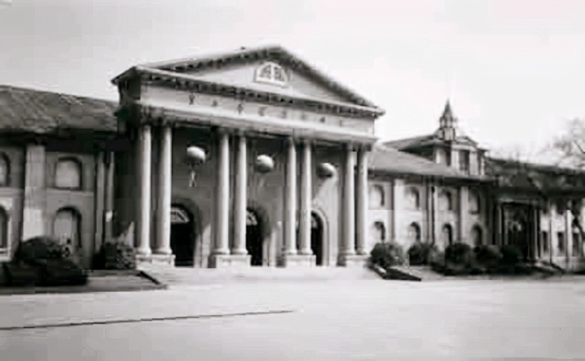 元帅办军校，门岗规矩：乌纱帽留在门外，骑马的下马，坐车的下车