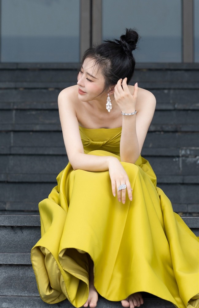 田朴珺豪门气质拿捏得很到位,穿拖地礼服尽显高级感,气场太强