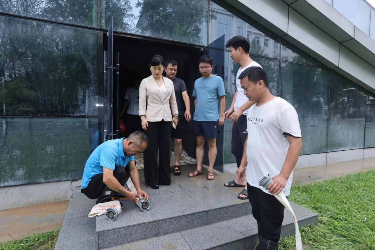 黄河科技学院积极开展防汛抗洪工作 确保校园安全