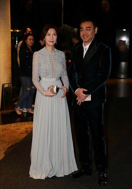 刘青云的妻子真不让人省心,穿得又透又保守,感觉性感还高级