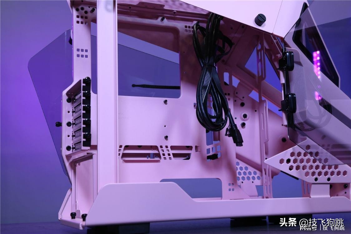 这主机粉粉嫩嫩多可爱，说丑的都是直男吧，TT新品机箱装机体验