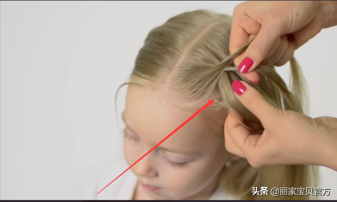 大受欢迎的洋葱辫蓬蓬的洋葱辫也被称为"糖果辫"和"灯笼辫",十分受