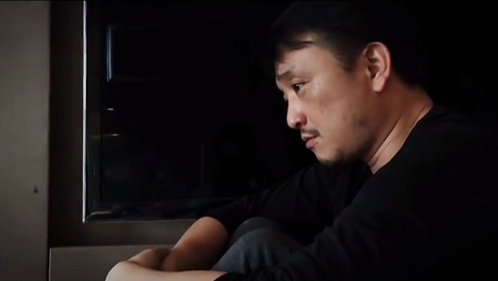 男子带俩孩子游泳，忽然被隔离！那画面简直不忍看…满屏生无可恋！网友：妈妈的痛苦体会到了吗