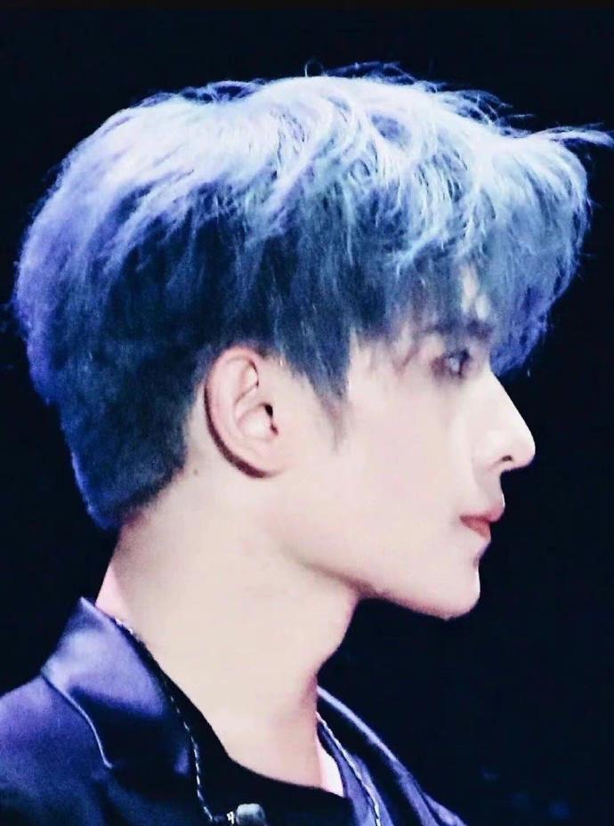 戴眼镜大学男生发型（杨洋蓝色发型太惊艳了）