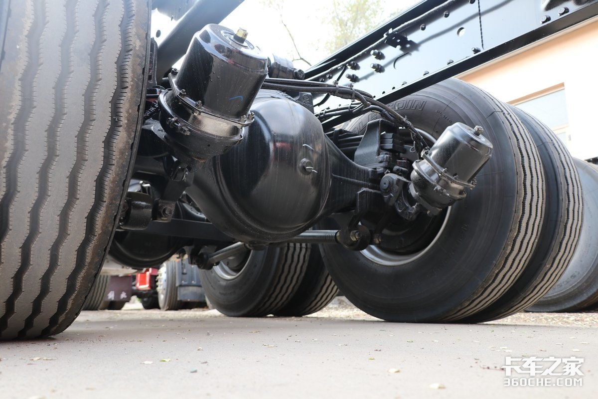 跑长途干线绿通，34.3万买这台解放JH6 AMT四轴载货车值吗？