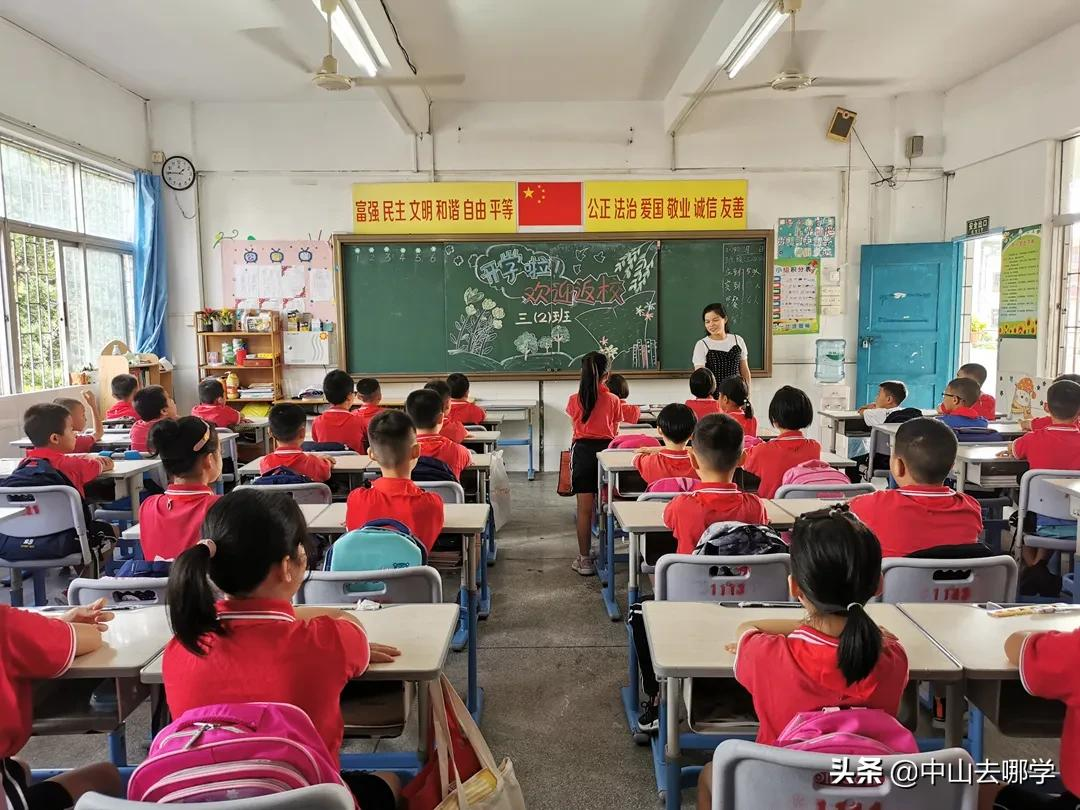 开学啦！现场多图预警：妈趴窗，爹爬墙，脸贴地！场面过于欢乐