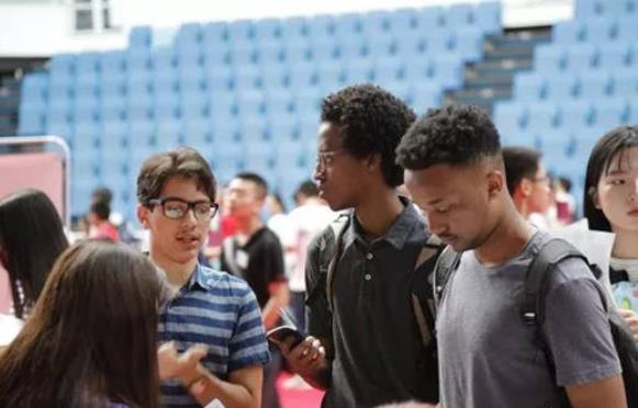 清华自降门槛招外籍生，国内学子表示不满，对此教育部做出了回应